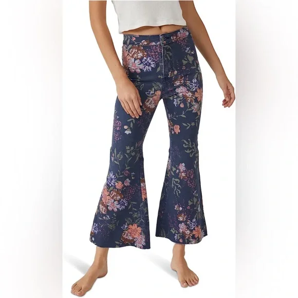 šLAST ONE! FREE PEOPLE Youthquake Printed Crop Flare Jeans Navy Combo - Picture 1 of 14